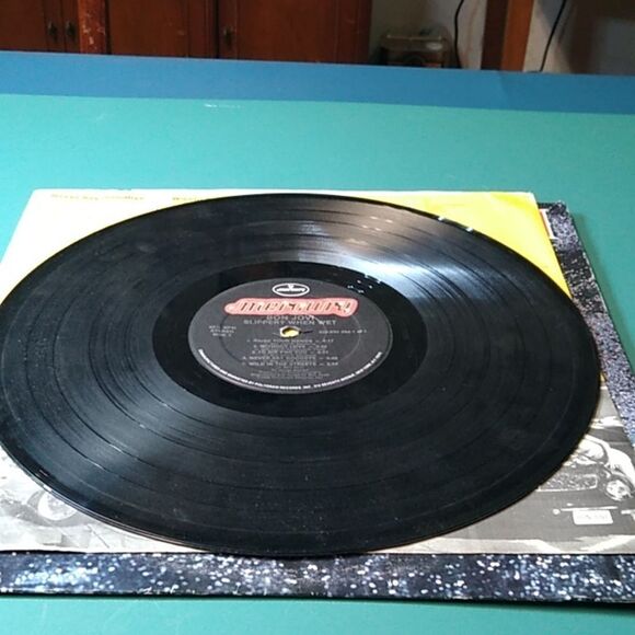 Bon Jovi 'Slippery When Wet' Vinyl Record - Picture 9 of 10